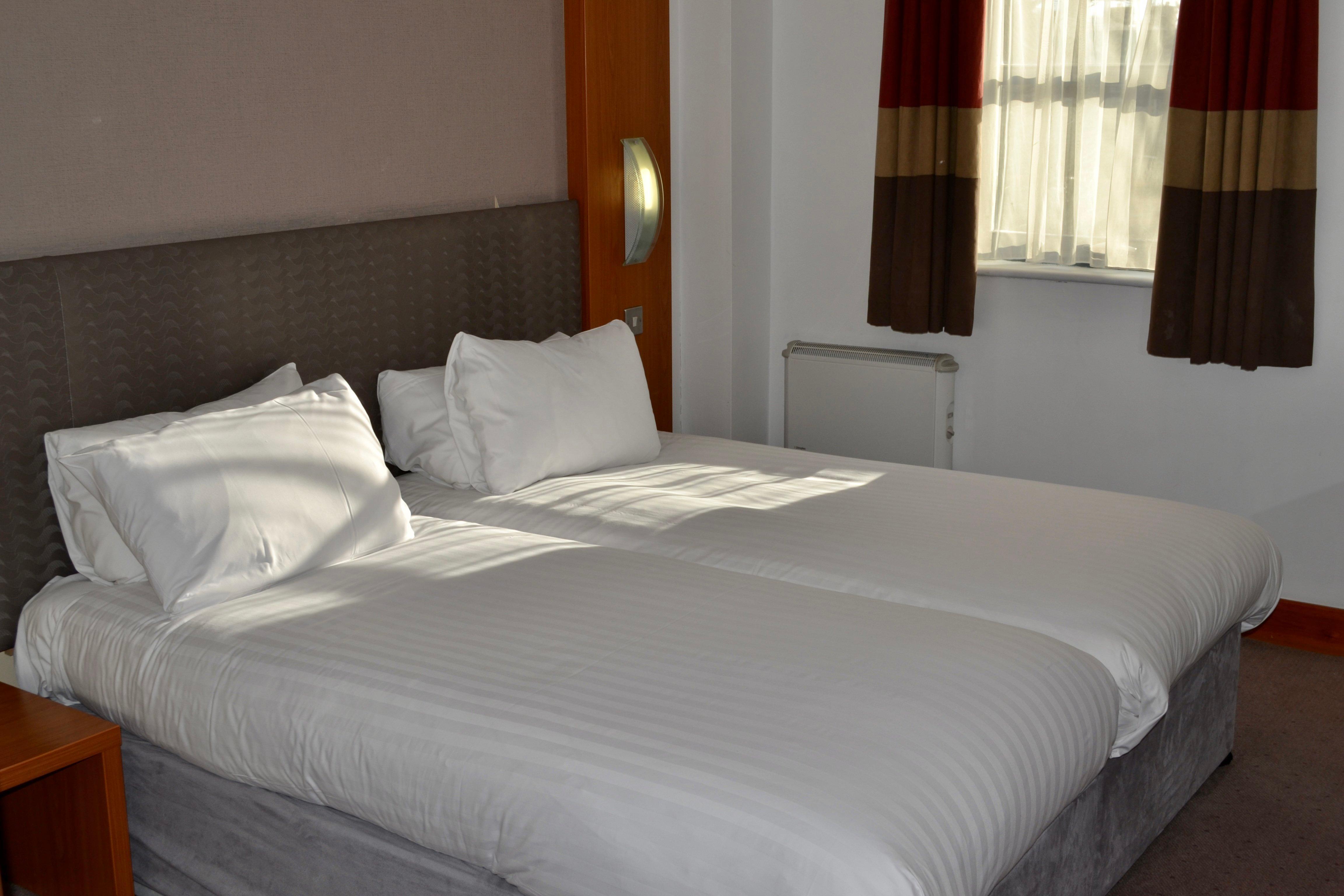 Holiday Inn Manchester - Central Park, An Ihg Hotel Bagian luar foto